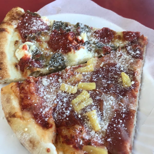 10/1/2019 tarihinde Joe K.ziyaretçi tarafından Bongiorno&#39;s New York Pizzeria'de çekilen fotoğraf
