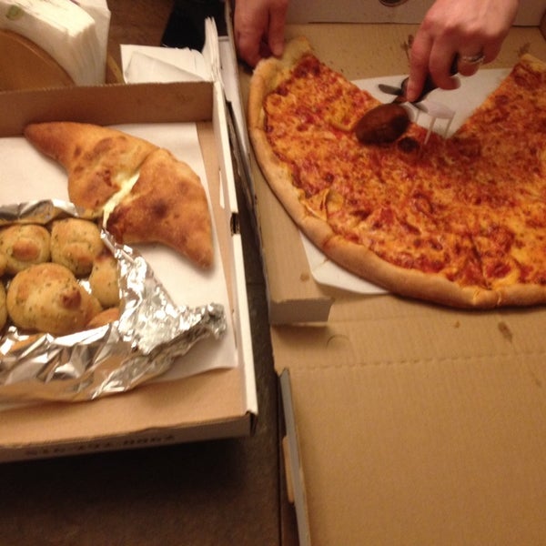 Foto tomada en Gino&#39;s Pizza of West Hempstead  por Matt P. el 3/6/2014