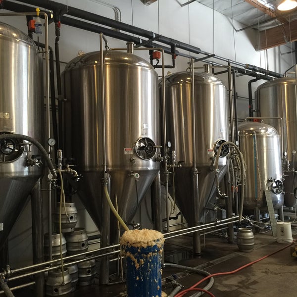 3/21/2015 tarihinde Greg C.ziyaretçi tarafından Rough Draft Brewing Company'de çekilen fotoğraf