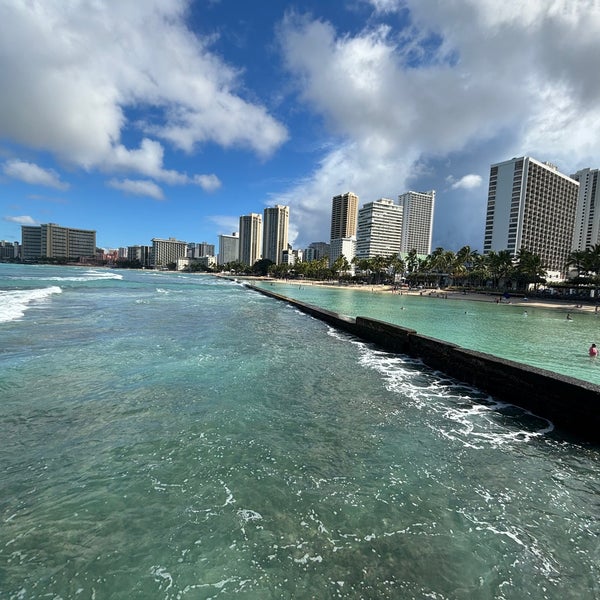 Foto diambil di Waikiki Beach Walls oleh T K. pada 5/12/2024