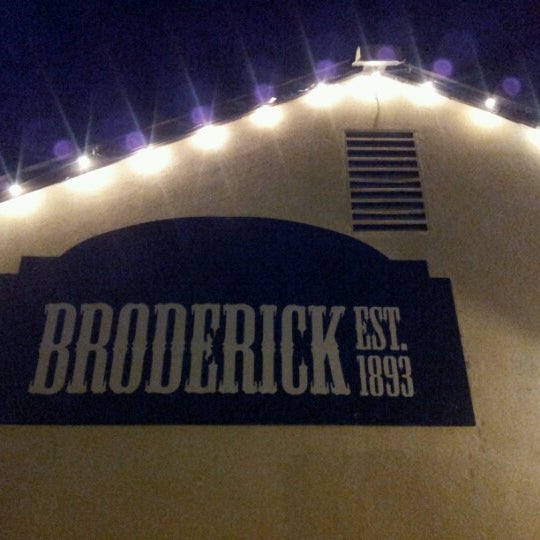 Foto tirada no(a) Broderick Roadhouse por Stephanie B. em 12/25/2012