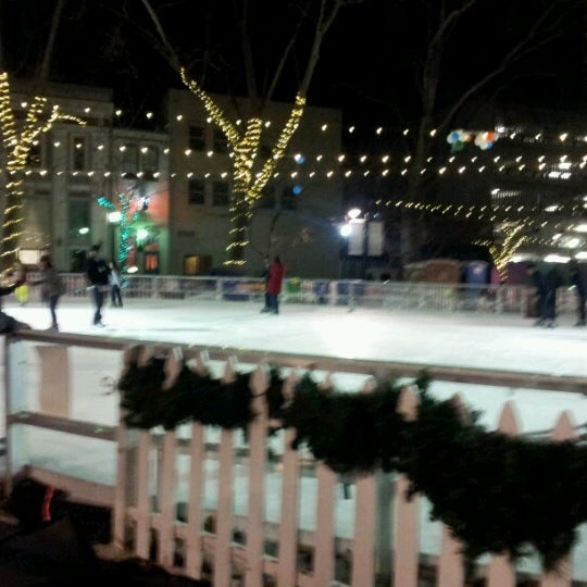 Foto tomada en Downtown Sacramento Ice Rink  por Stephanie B. el 1/19/2013