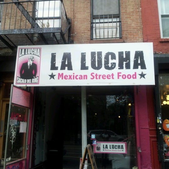 รูปภาพถ่ายที่ La Lucha - Tacos &amp; Boutique โดย Edgar L. เมื่อ 10/6/2012