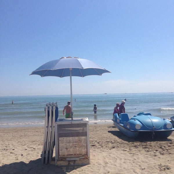 Das Foto wurde bei Attilio Beach Pleasure Club von Pier Luca S. am 6/1/2014 aufgenommen