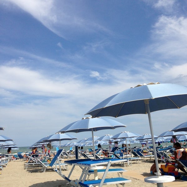 8/27/2013 tarihinde Pier Luca S.ziyaretçi tarafından Attilio Beach Pleasure Club'de çekilen fotoğraf