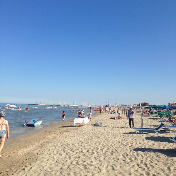 6/13/2013 tarihinde Pier Luca S.ziyaretçi tarafından Attilio Beach Pleasure Club'de çekilen fotoğraf