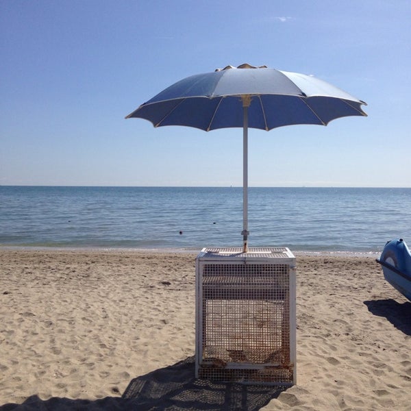 Das Foto wurde bei Attilio Beach Pleasure Club von Pier Luca S. am 5/25/2014 aufgenommen