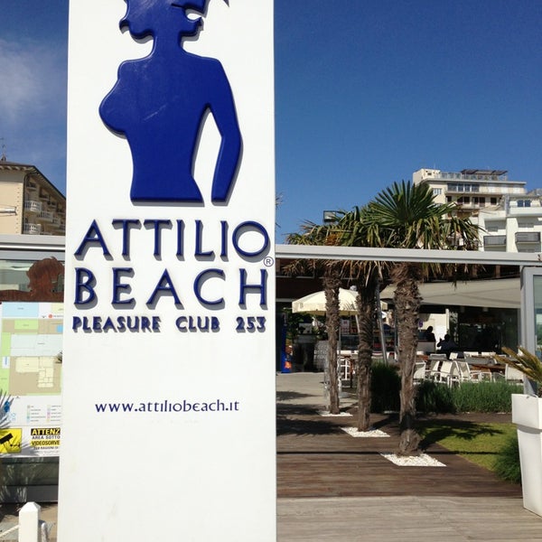 5/18/2013 tarihinde Pier Luca S.ziyaretçi tarafından Attilio Beach Pleasure Club'de çekilen fotoğraf