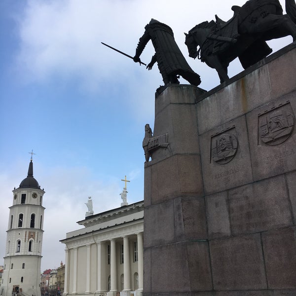 รูปภาพถ่ายที่ Katedros aikštė | Cathedral Square โดย Peter S. เมื่อ 3/30/2018