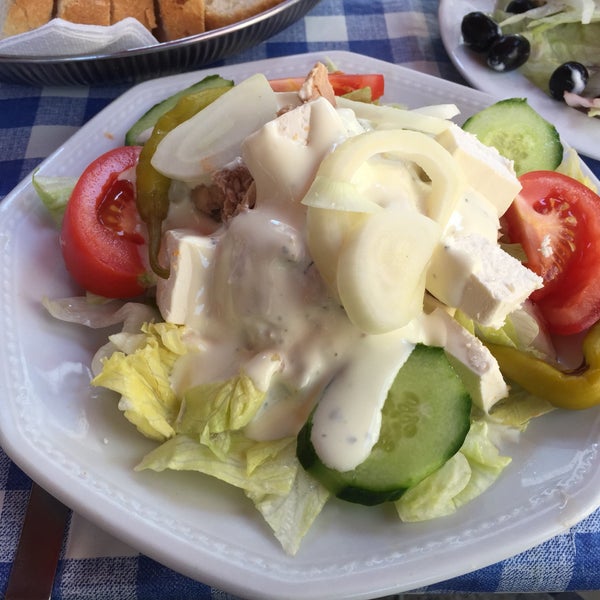 Also beim Salat für 6€ ist Luft nach oben. Zentimeterdicke Zweibelscheiben, riesige Tomatenstücke, ... Naja.