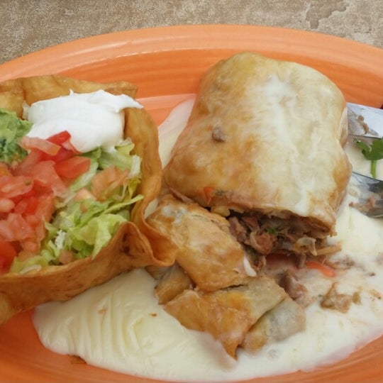 Das Foto wurde bei La Parrilla Mexican Restaurant von Christina 🎀 C. am 3/15/2014 aufgenommen