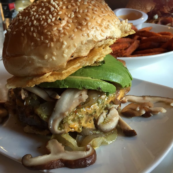 Foto tirada no(a) Barney&#39;s Gourmet Hamburgers por canan y. em 6/24/2015