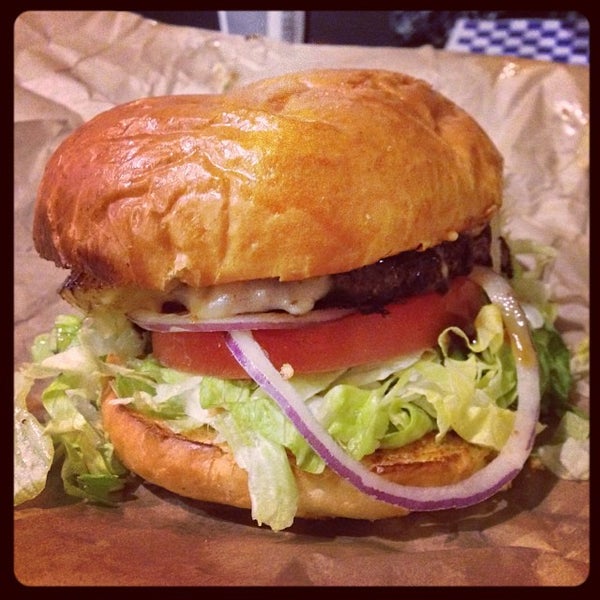 Das Foto wurde bei Blue Moon Burgers Fremont von Victor L. am 10/19/2013 aufgenommen