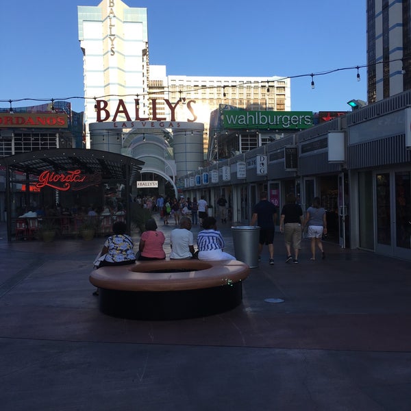9/15/2017 tarihinde Michael H.ziyaretçi tarafından Grand Bazaar Shops Las Vegas'de çekilen fotoğraf