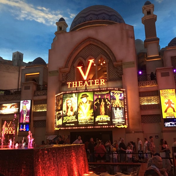 รูปภาพถ่ายที่ V Theater โดย Michael H. เมื่อ 9/15/2017