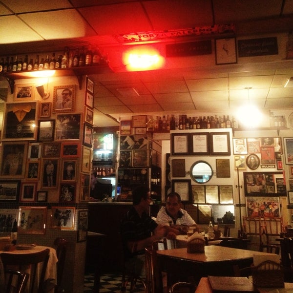 Foto tirada no(a) Gloria Bar e Restaurante por Cláudio S. em 8/24/2013