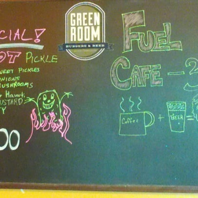 Foto tirada no(a) Green Room Burgers &amp; Beer por Lori D. em 10/31/2012