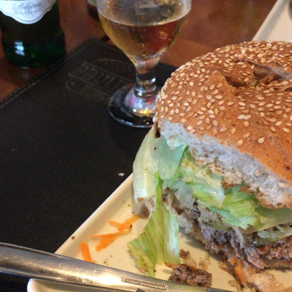 Esta longe de ser o melhor burger que já experimentei, é apenas ok. Os garçons meio perdidos ao atender nossa mesa, mas é perdoável porque estávamos em várias pessoas. Há opções melhores na região.