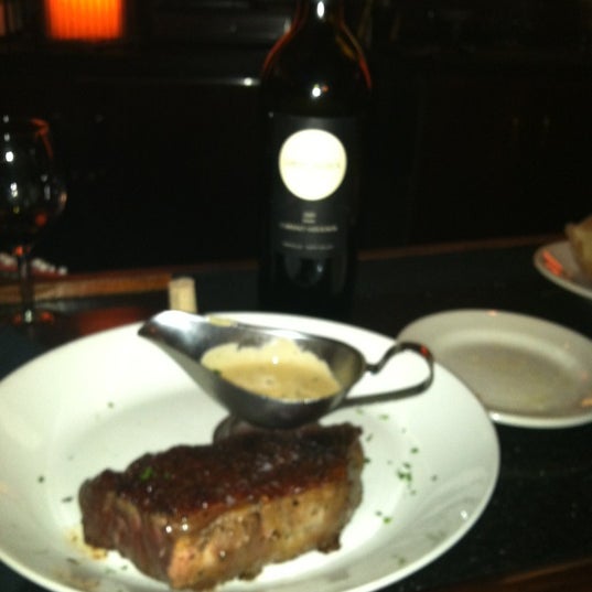 Снимок сделан в Sullivan&#39;s Steakhouse пользователем Michael B. 9/25/2012