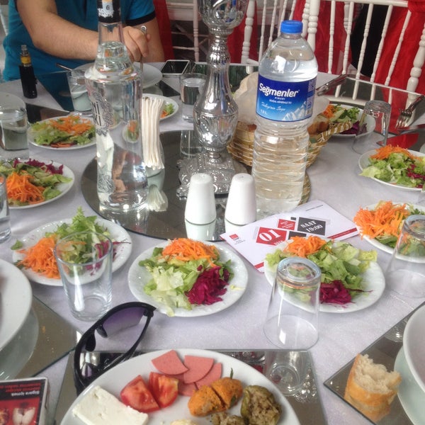Foto tirada no(a) Paşa Restaurant&amp;Kır Düğünü por Erhan Ö. em 6/1/2016