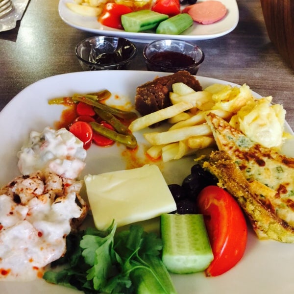 Das Foto wurde bei Dudu Cafe Restaurant von Elif Ö. am 4/23/2015 aufgenommen