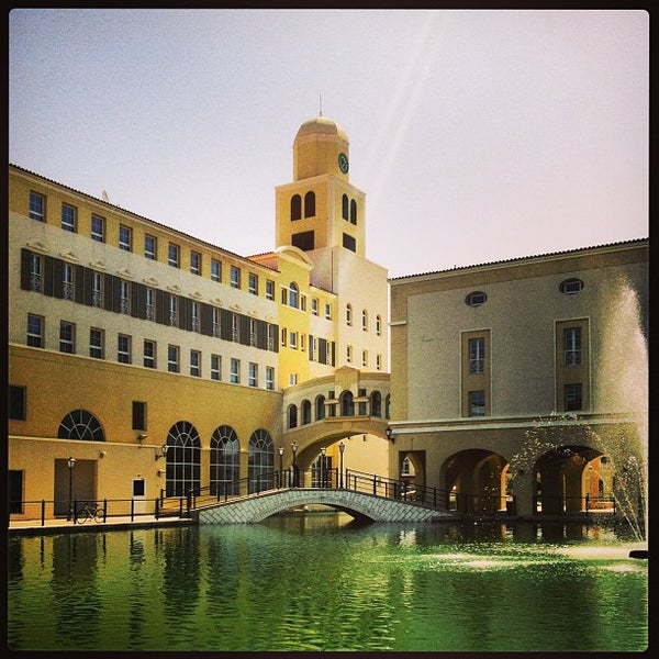 Das Foto wurde bei Courtyard by Marriott Dubai, Green Community von Jojo A. am 3/2/2013 aufgenommen