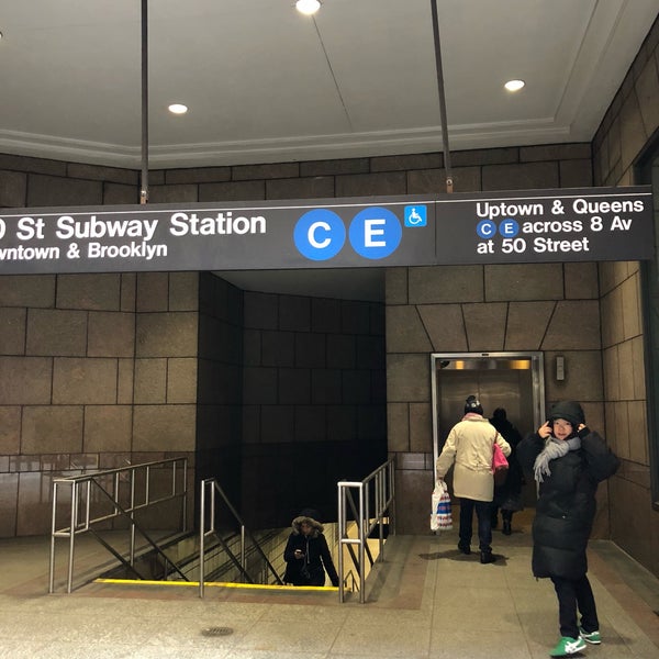 รูปภาพถ่ายที่ MTA Subway - 50th St (C/E) โดย King L. เมื่อ 2/13/2018