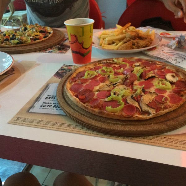 รูปภาพถ่ายที่ Pasaport Pizza โดย Nergiz เมื่อ 8/23/2016