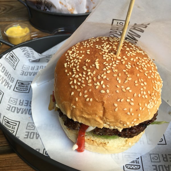 Barbeque burger’i kesinlikle tavsiye ederim. Bu kadar çok ve farklı Burger çeşitlerini bir arada gördüğüm ilk yer. Karnınız açsa mutlaka burada bi mola verin derim. 👍🏻🍔