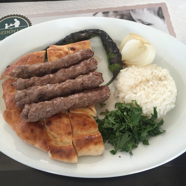 Das Foto wurde bei Özdoyum Restaurant von Mehmet Ali T. am 7/6/2016 aufgenommen