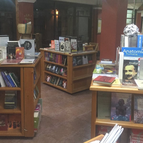 Das Foto wurde bei LaLiLu - Librería y Café von Samuel A. am 3/8/2016 aufgenommen