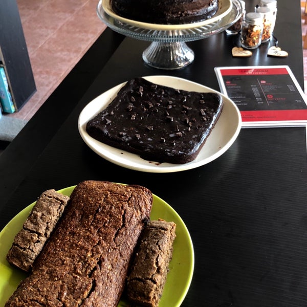 Inicia la semana y LaLiLu está abierto. Hoy en el café hay pan de plátano, fudge de cacao y el Pastel Matilda (¡Bruce, Bruce!). Los tres veganos y deliciosos.