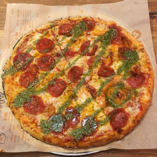 2/26/2018 tarihinde Andrew C.ziyaretçi tarafından Blaze Pizza'de çekilen fotoğraf