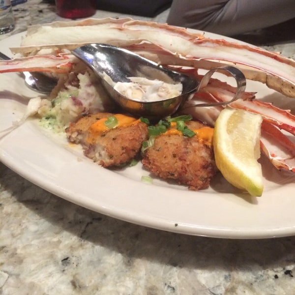 Das Foto wurde bei Molly Cool&#39;s Seafood Tavern von Pamela M. am 4/5/2014 aufgenommen