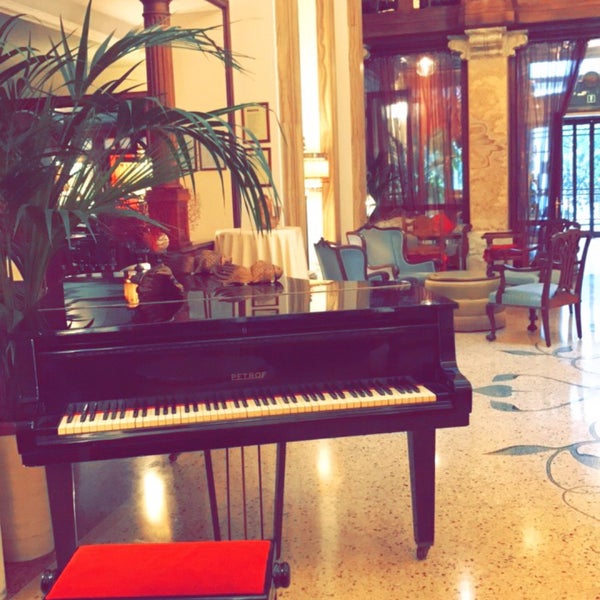 Das Foto wurde bei Grand Hotel Savoia von Abdullah am 4/26/2017 aufgenommen