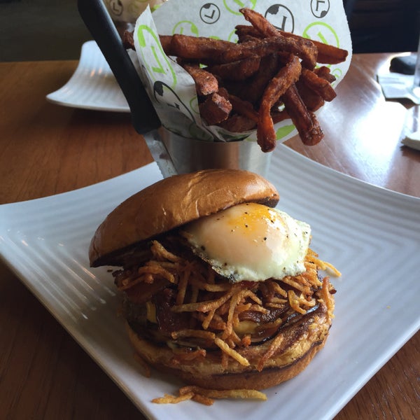 3/31/2015 tarihinde Justin P.ziyaretçi tarafından Liberty Burger'de çekilen fotoğraf
