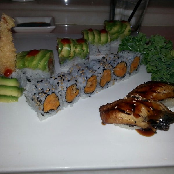 รูปภาพถ่ายที่ Fuji Hibachi Sushi &amp; Lava Bar โดย Rhonda M. เมื่อ 2/27/2014