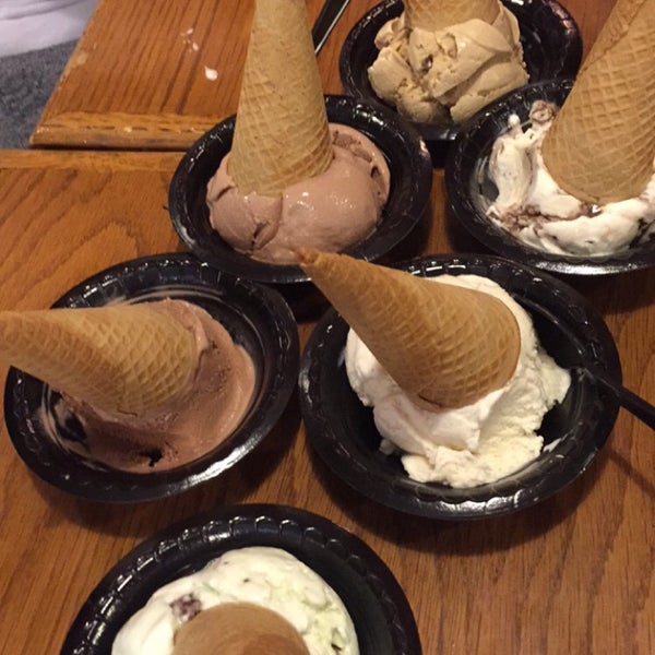 6/16/2015 tarihinde Winston W.ziyaretçi tarafından Bubbies Homemade Ice Cream &amp; Desserts'de çekilen fotoğraf