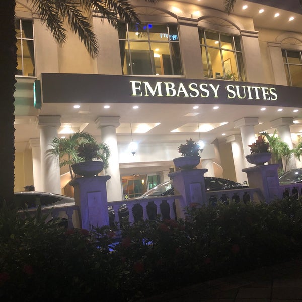 Foto diambil di Embassy Suites by Hilton oleh Joe B. pada 10/14/2018