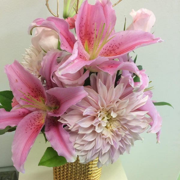 Снимок сделан в Suzann&#39;s Flowers пользователем Suzann&#39;s F. 8/6/2015