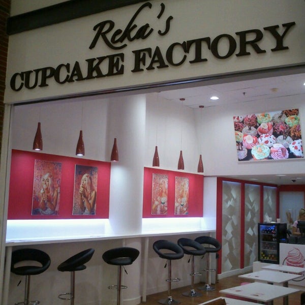 Foto diambil di Reka&#39;s Cupcake Factory oleh Réka M. pada 7/10/2013