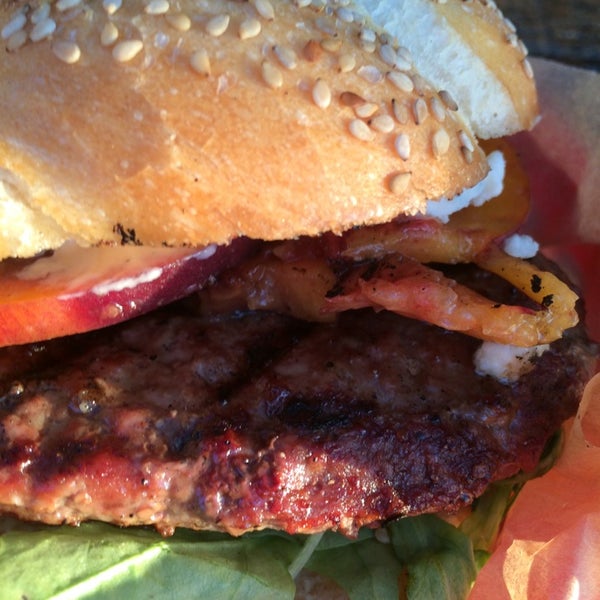 Foto tirada no(a) Victory Burger por Noelle M. em 9/8/2014