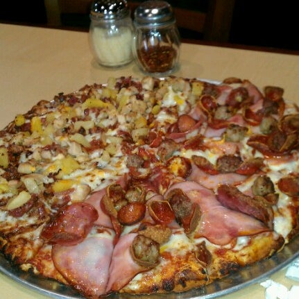 รูปภาพถ่ายที่ Mountain Mike&#39;s Pizza โดย Dee C. เมื่อ 10/11/2012