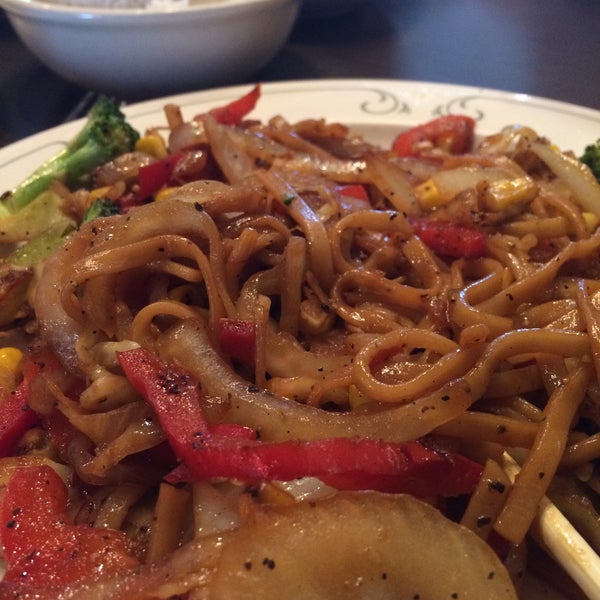 Foto scattata a Genghis Khan Mongolian Grill da Leah H. il 4/30/2016