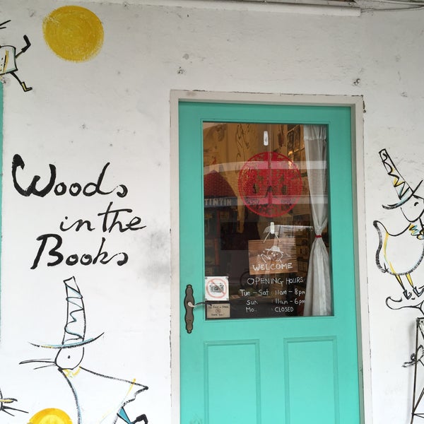 Foto tomada en Woods In The Books  por Annie Lorraine el 11/13/2015
