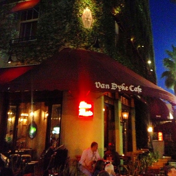 รูปภาพถ่ายที่ Van Dyke Cafe โดย Daniella Veras @. เมื่อ 2/21/2013