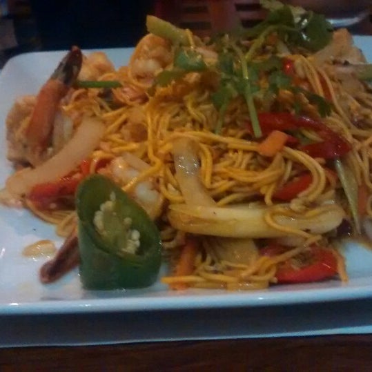 Foto diambil di Thai Thai East Restaurant oleh Ester H. pada 5/2/2014