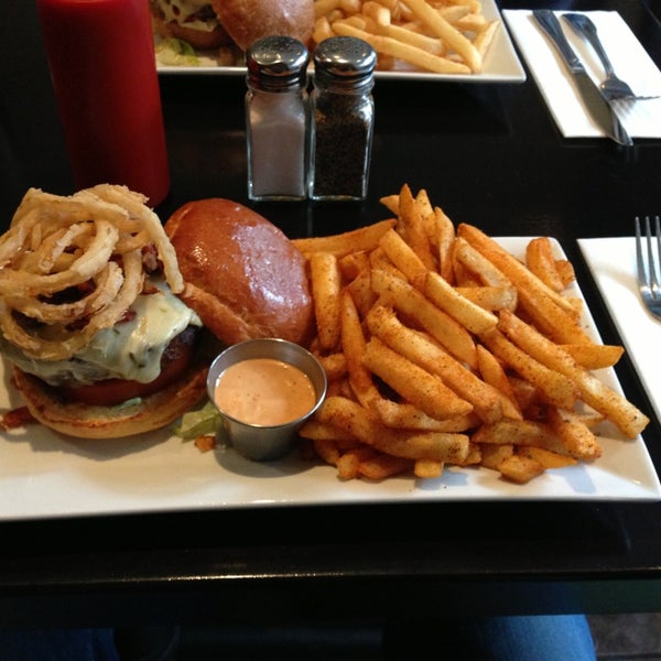 Foto diambil di Burger Bistro oleh Steve M. pada 1/13/2013