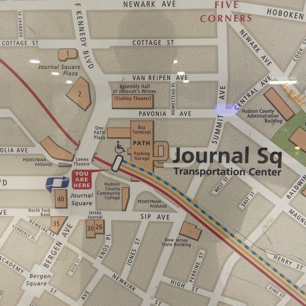 รูปภาพถ่ายที่ Journal Square PATH Station โดย Sandy C. เมื่อ 7/23/2022