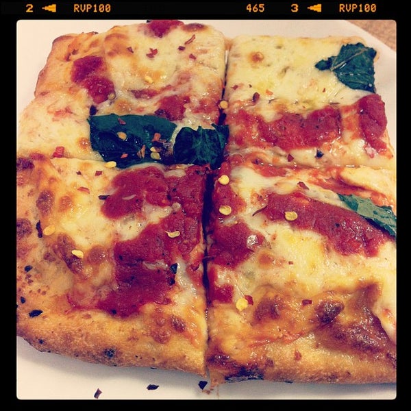 Foto scattata a Ray&#39;s Famous Original Pizza da Jessica L. il 9/14/2012